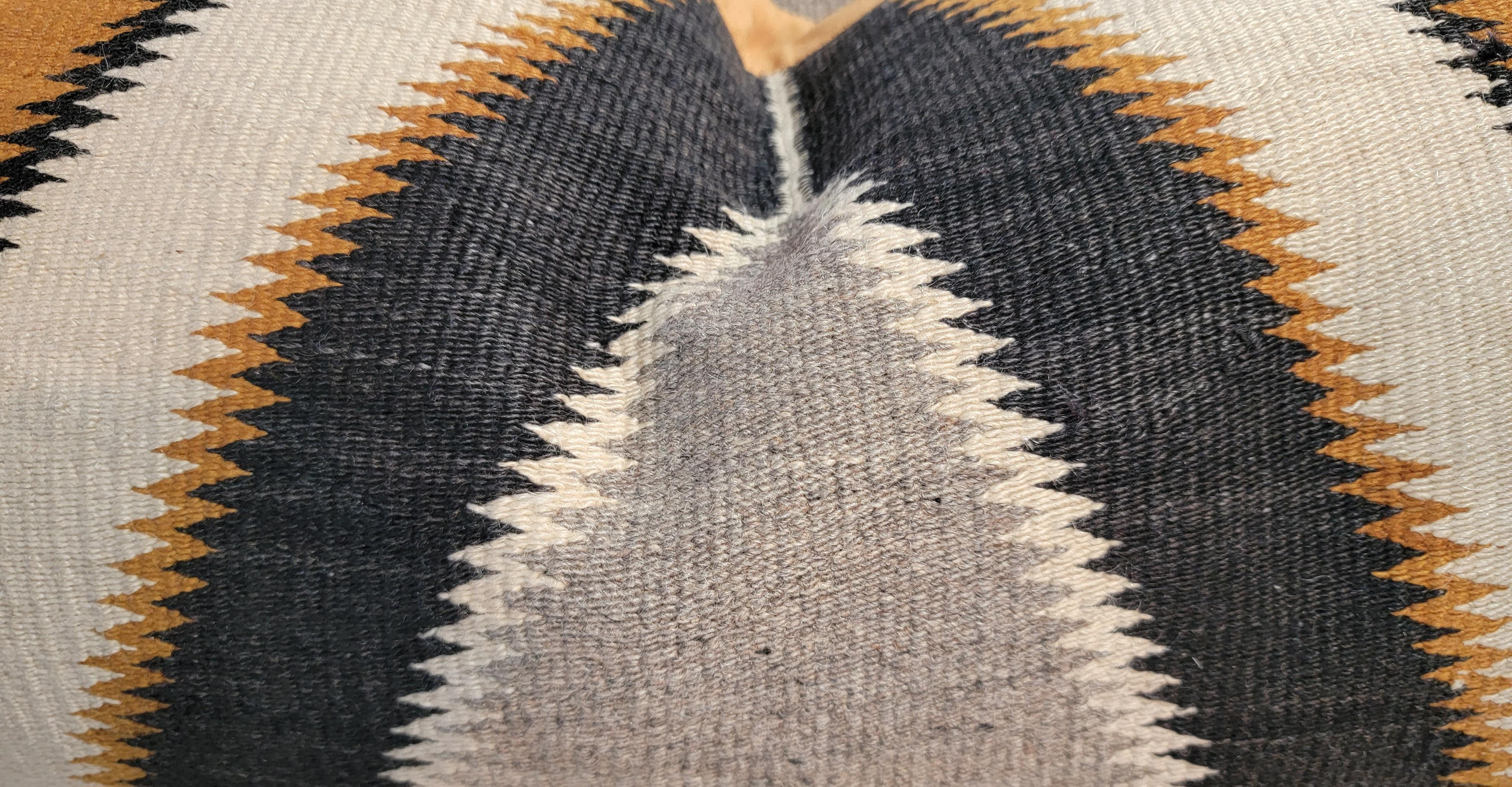 Coussins Chinle tissés par les Indiens Navajo, en deux tailles différentes. Ces coussins géométriques étonnants sont recouverts de lin en coton doré. Vendus par trois.
les grands oreillers mesurent - 24 x 32
La paire de coussins plus petits mesure