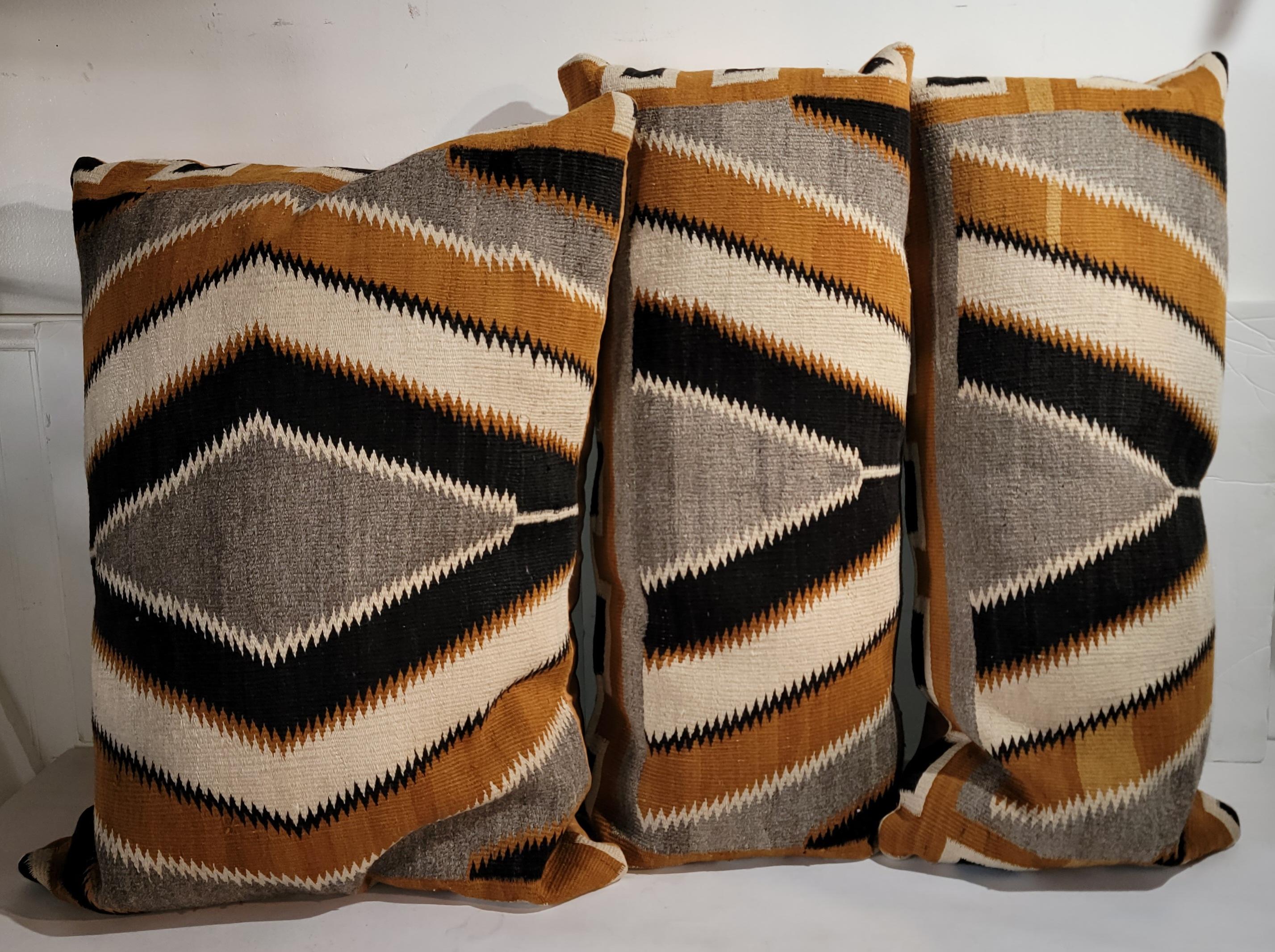 Collection de trois coussins de tissage indien Navajo Bon état - En vente à Los Angeles, CA