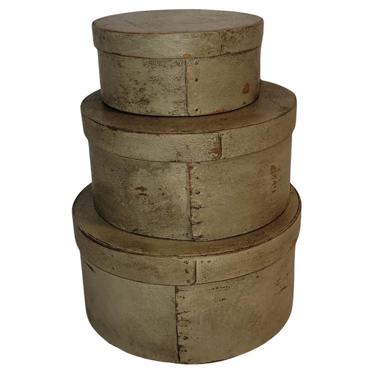 Sammlung von drei original bemalten Vorratskisten aus dem 19. im Angebot bei 1stDibs Deutschland