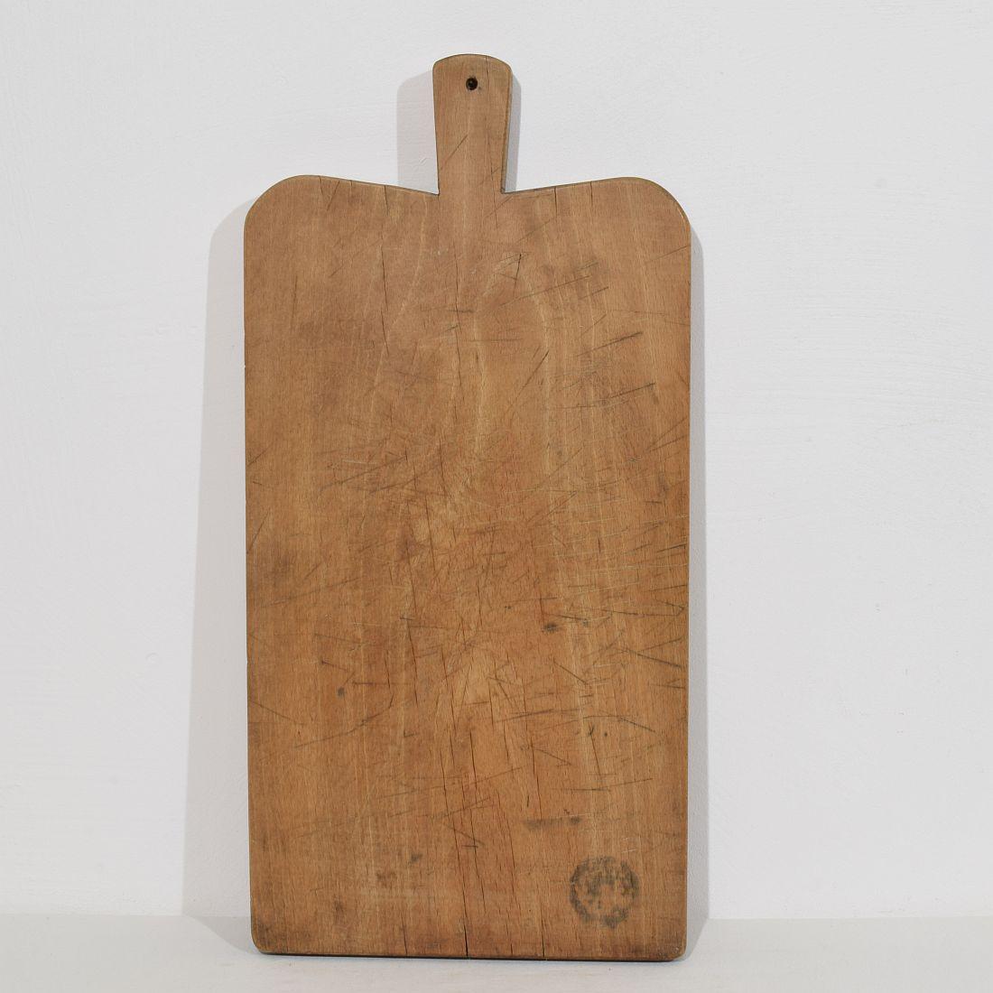 Schön  Sammlung von drei hölzernen Schneidebrettern. Ein tolles Statement auf Ihrer Arbeitsplatte,
Frankreich, ca. 1850-1900. Verwittert. Maße:H:35,5/55,5cm  B:22,5/27cm T:3/3,7cm . Messen Sie hier unten das größte Schneidebrett. Weitere Bilder sind