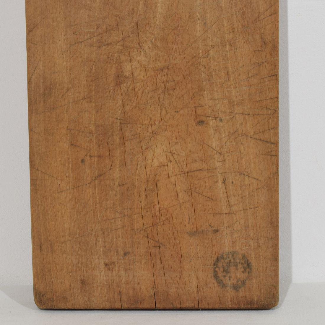 Kollektion von drei seltenen französischen Holz-Schneide- oder Schneidebrettern aus dem 19. Jahrhundert (Handgeschnitzt) im Angebot