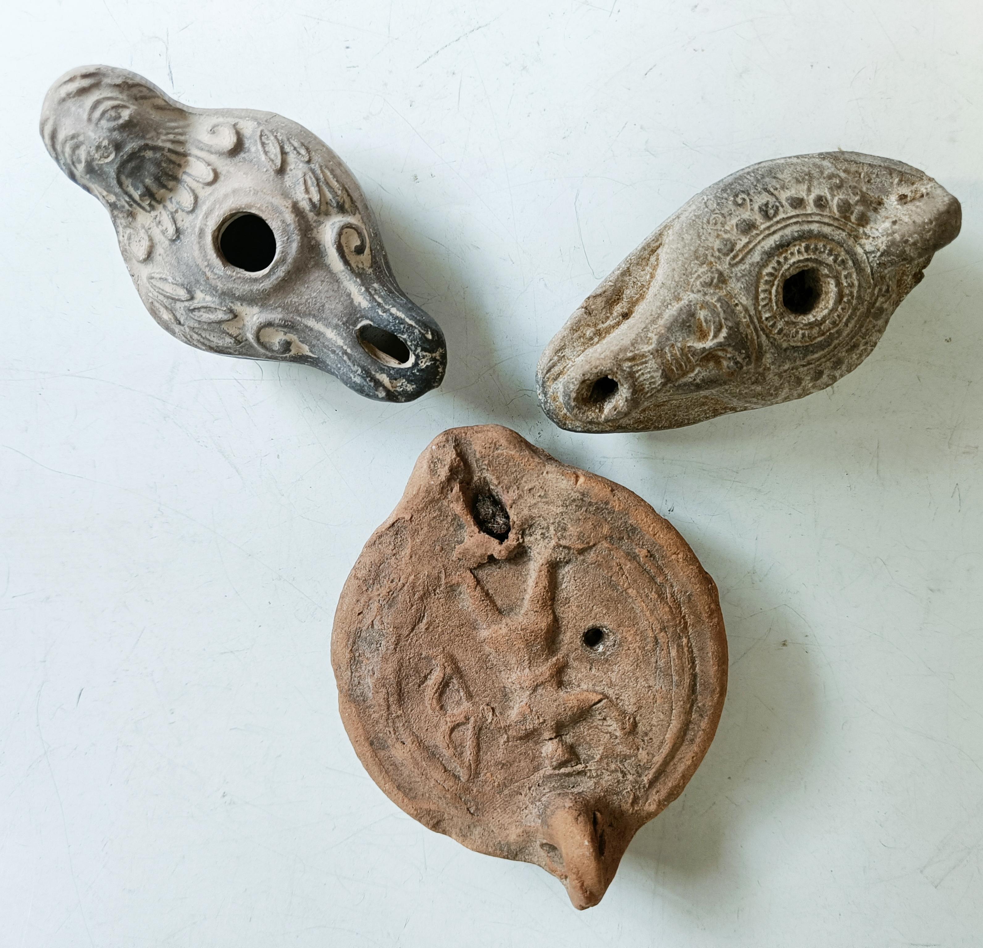 Fina Colección de Tres Antiguas Lámparas de Aceite de Terracota Romanas - Auténticas Antigüedades del Mundo Antiguo

Descubre un cautivador trío de auténticas lámparas de aceite romanas de terracota, que datan aproximadamente del 100-300 d.C. y