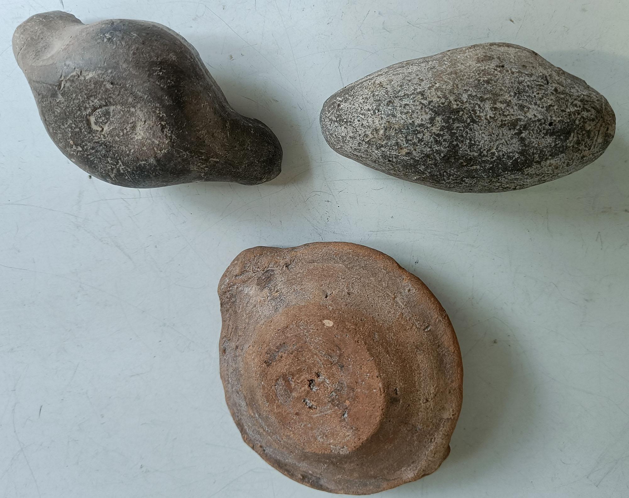 Tres lámparas de aceite romanas de terracota antigüedades mundo antiguo Estilismo Italiano en venta