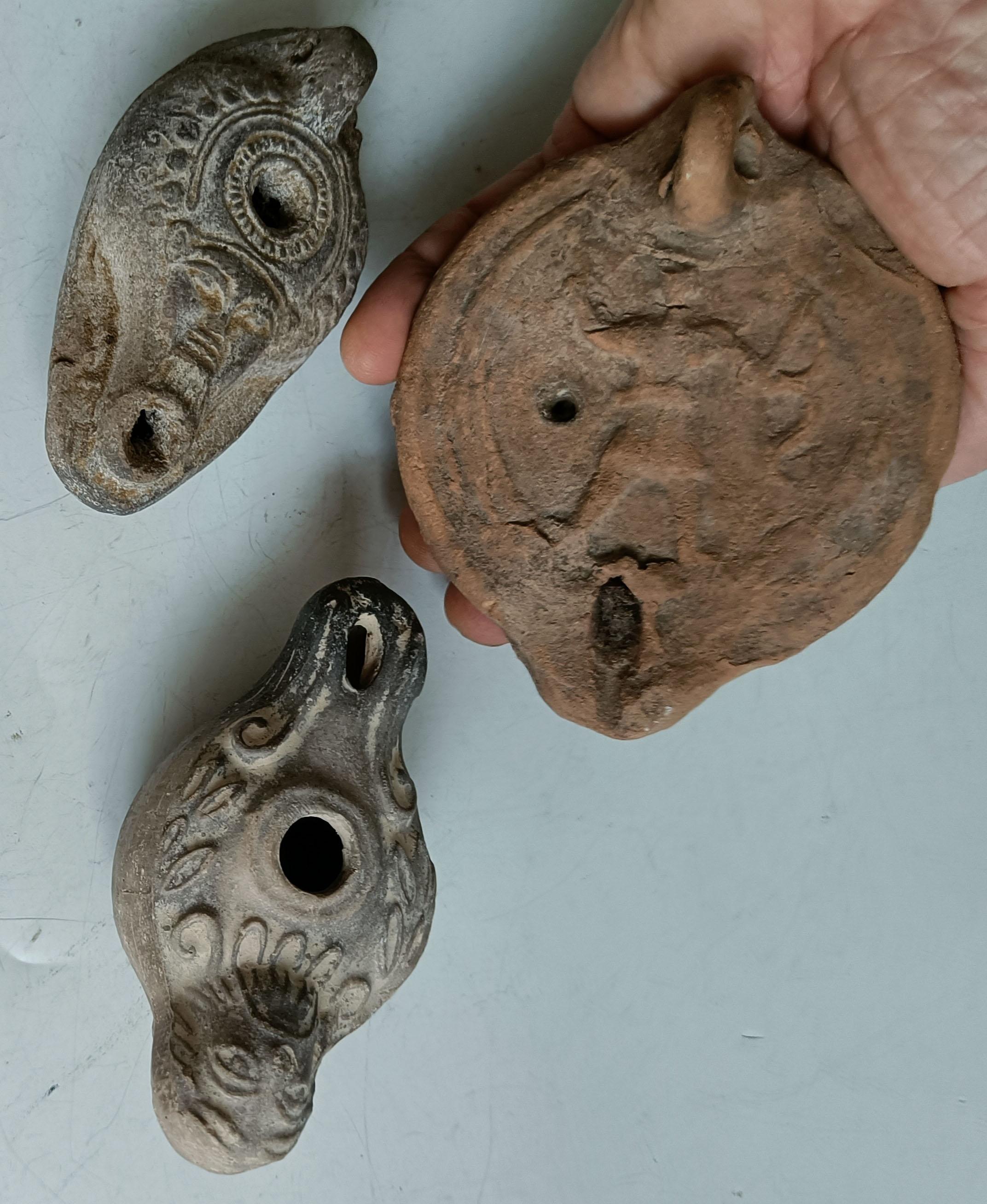 Tres lámparas de aceite romanas de terracota antigüedades mundo antiguo Estilismo Hecho a mano en venta