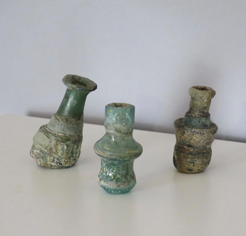 Kollektion von drei römischen Glasflaschen  (Israelisch) im Angebot