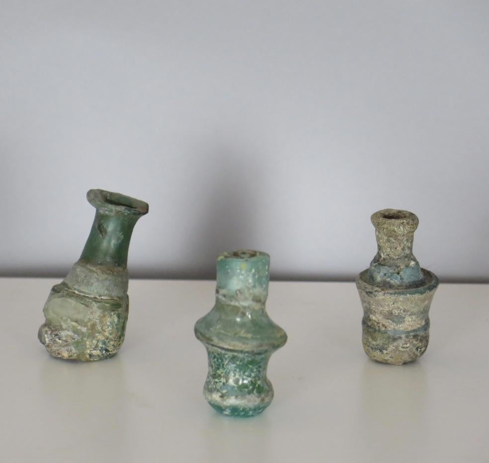 XVIIIe siècle et antérieur Collection de trois bouteilles de verre romain  en vente