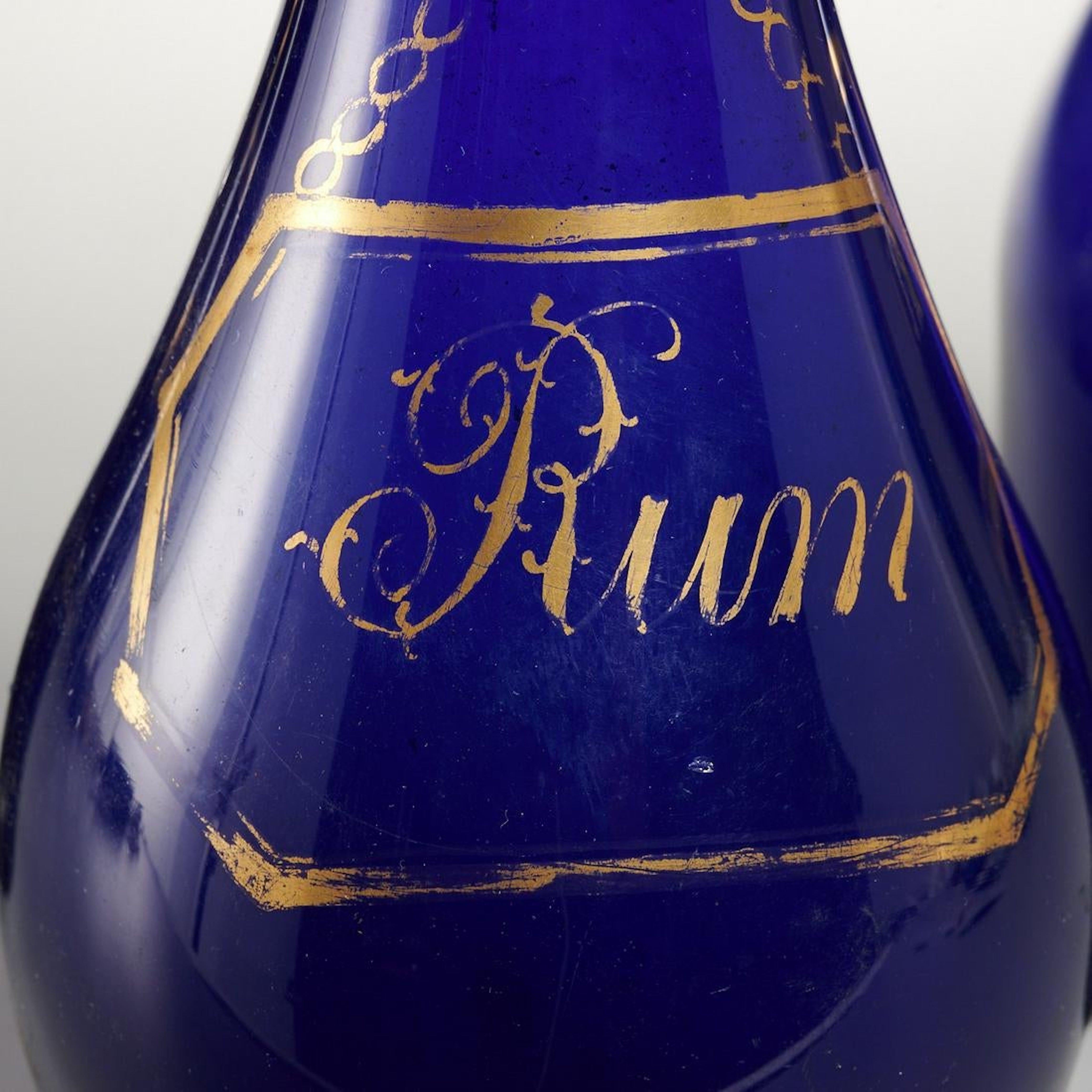 Sammlung von drei frühen kobaltblauen Rum- und Brandyflaschen (George III.) im Angebot