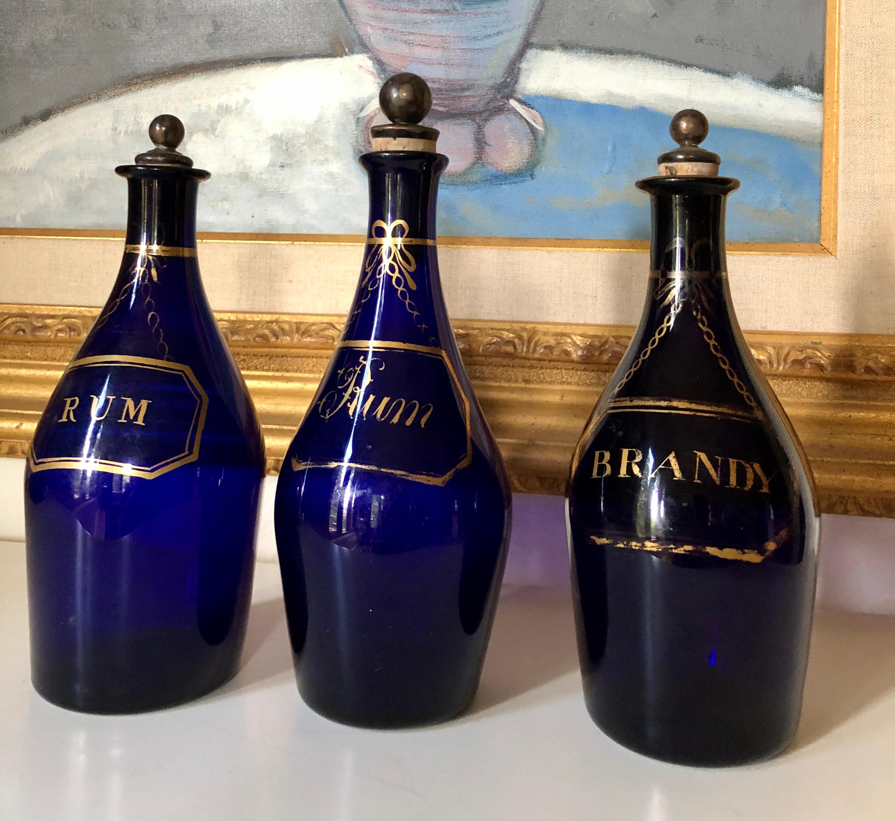 Sammlung von drei frühen kobaltblauen Rum- und Brandyflaschen (amerikanisch) im Angebot