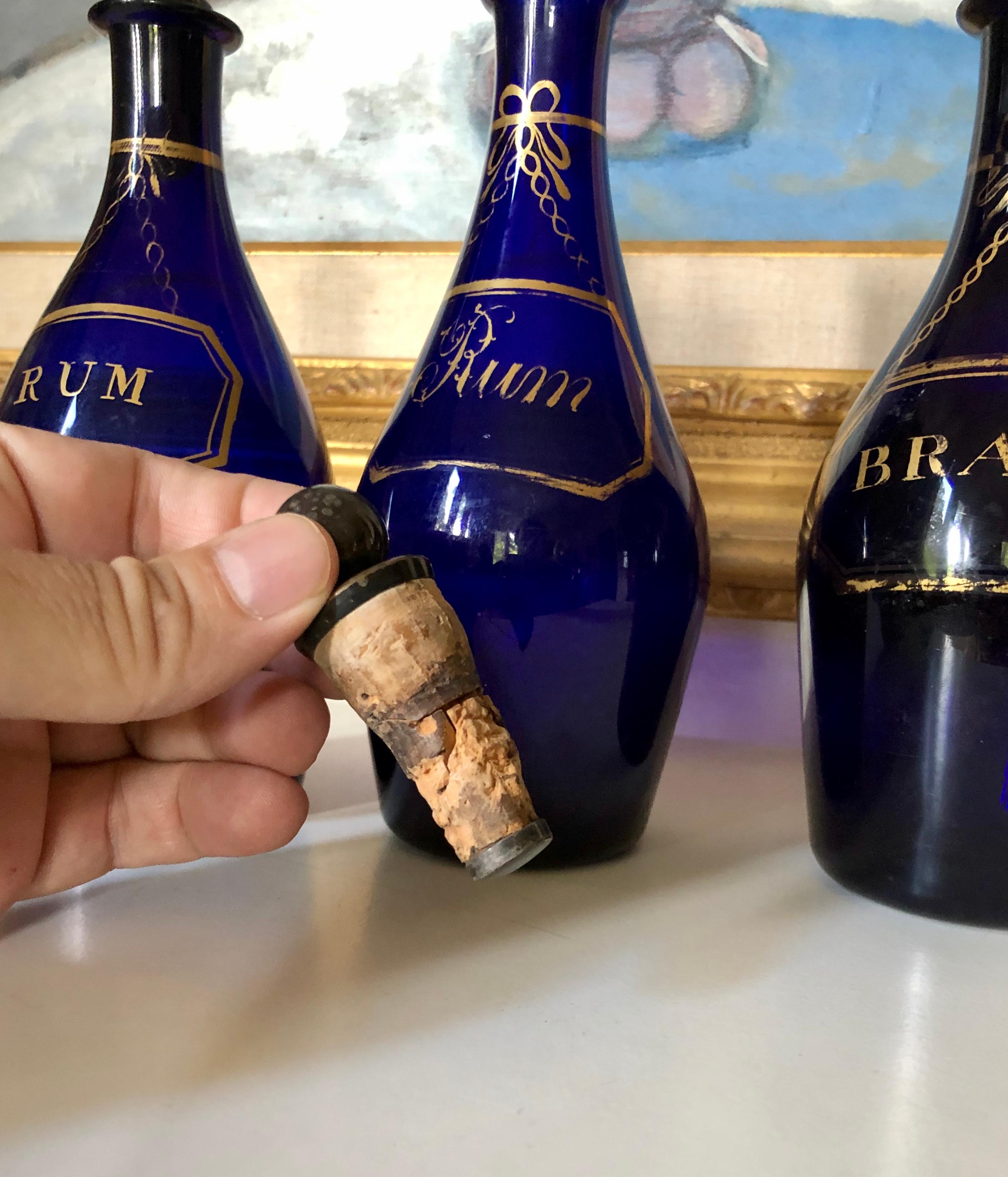 Collection de trois bouteilles de Rum et Brandy bleu cobalt précoce Bon état - En vente à Wiscasset, ME