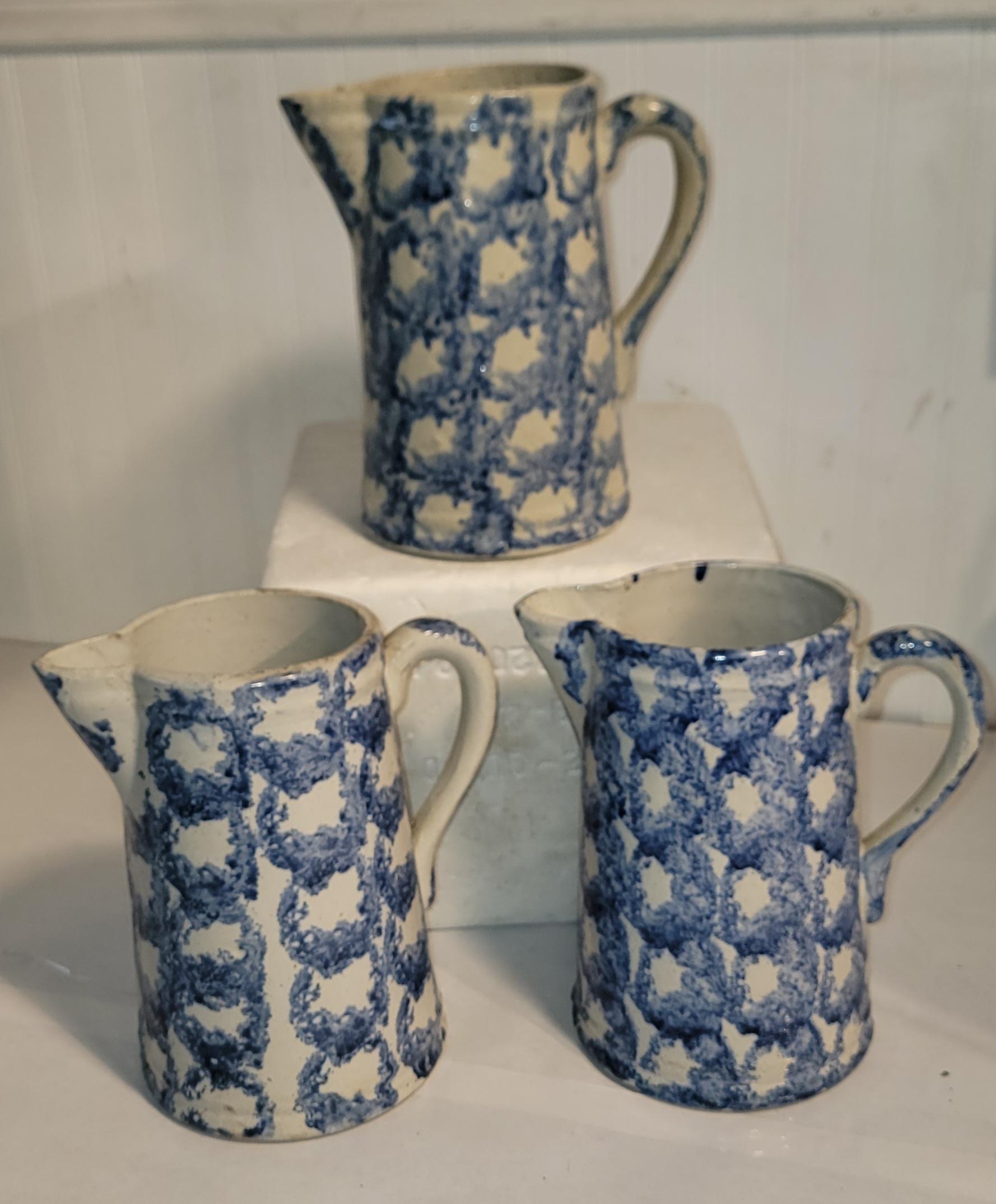 Feine Sammlung von drei Schwammware Keramik Krüge in einem Rauch Ring pattern.All in gutem Zustand mit Rissen oder Chips.Sold als eine Gruppe von drei.