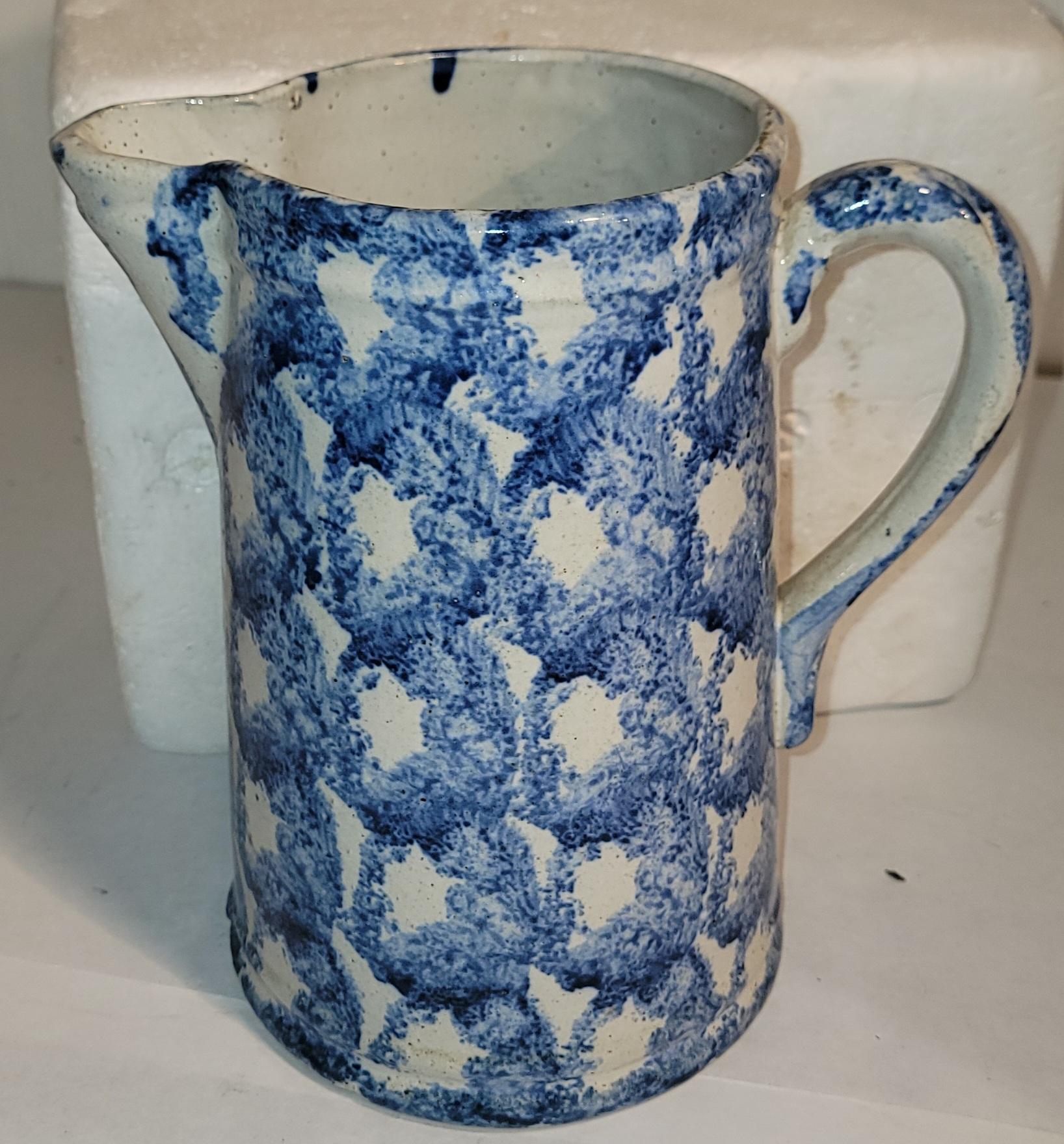 Collection of Three Smoke Ring Sponge Ware Pitcher (amerikanisch) im Angebot