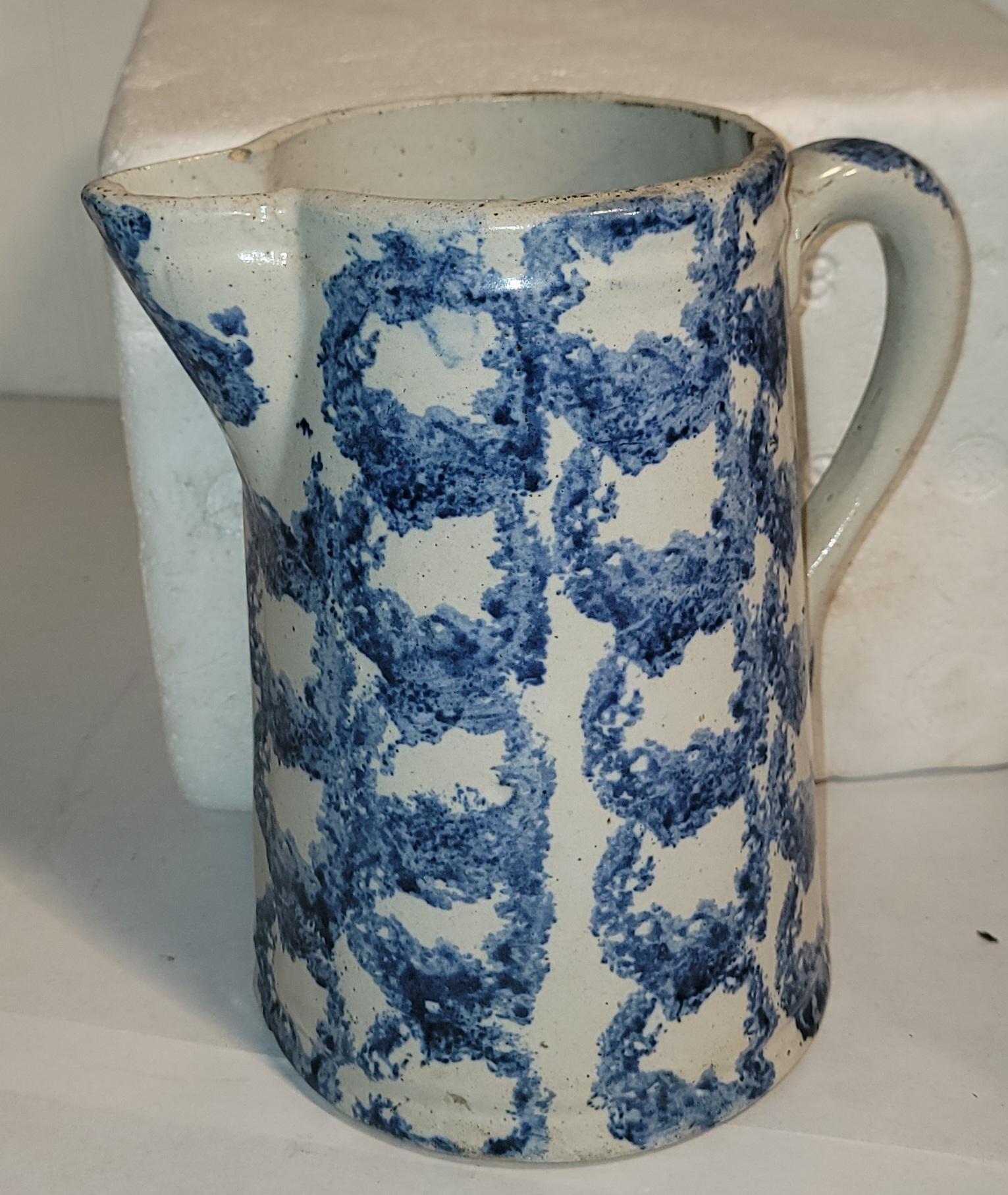 Collection of Three Smoke Ring Sponge Ware Pitcher (Handgefertigt) im Angebot