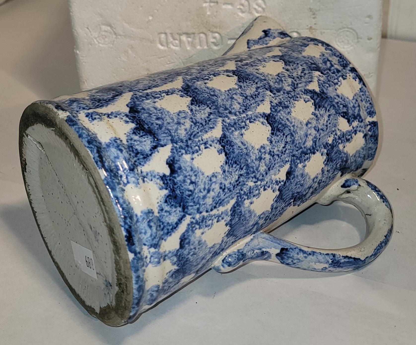 Collection of Three Smoke Ring Sponge Ware Pitcher (19. Jahrhundert) im Angebot