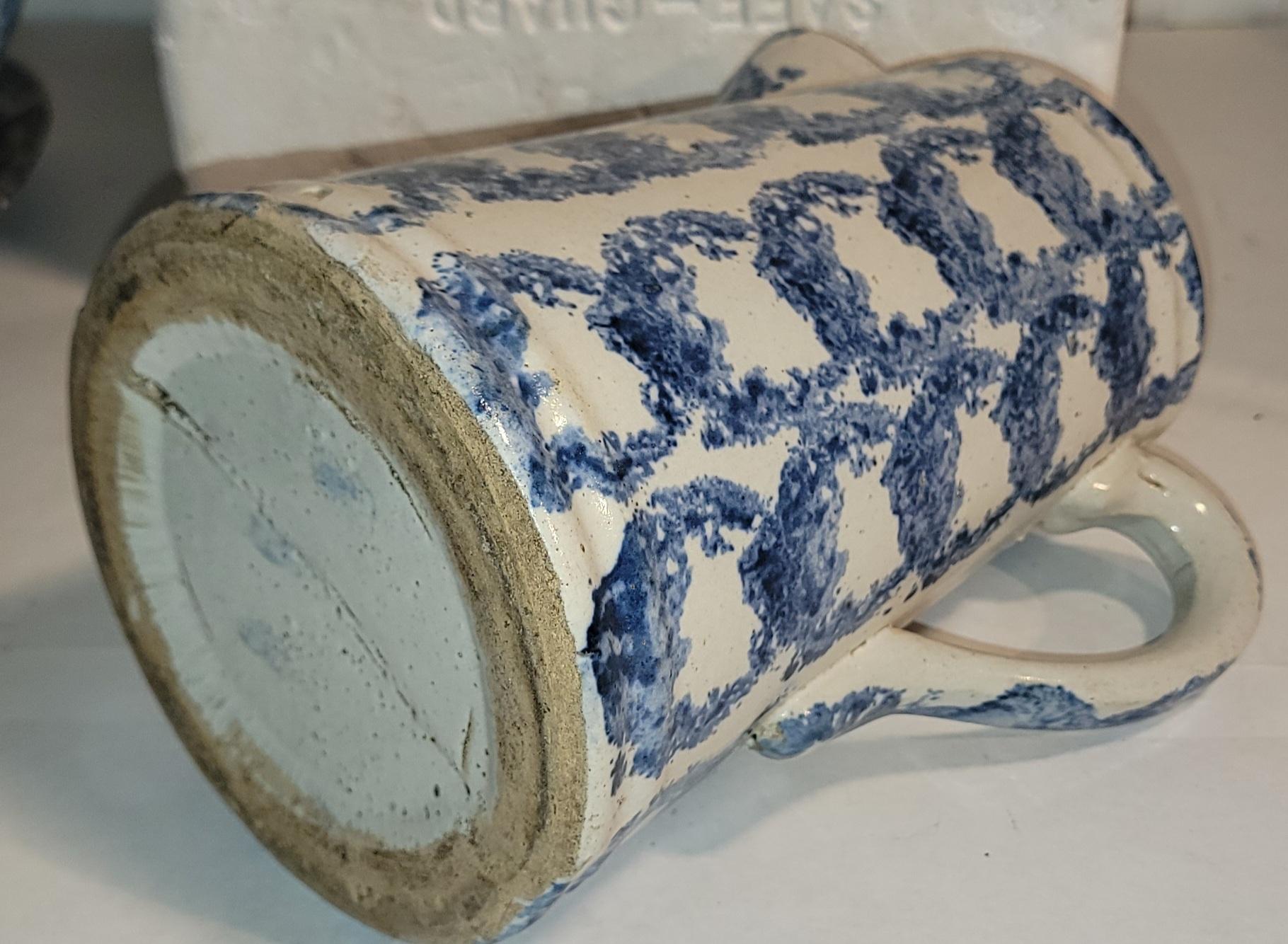 Collection of Three Smoke Ring Sponge Ware Pitcher (Töpferwaren) im Angebot