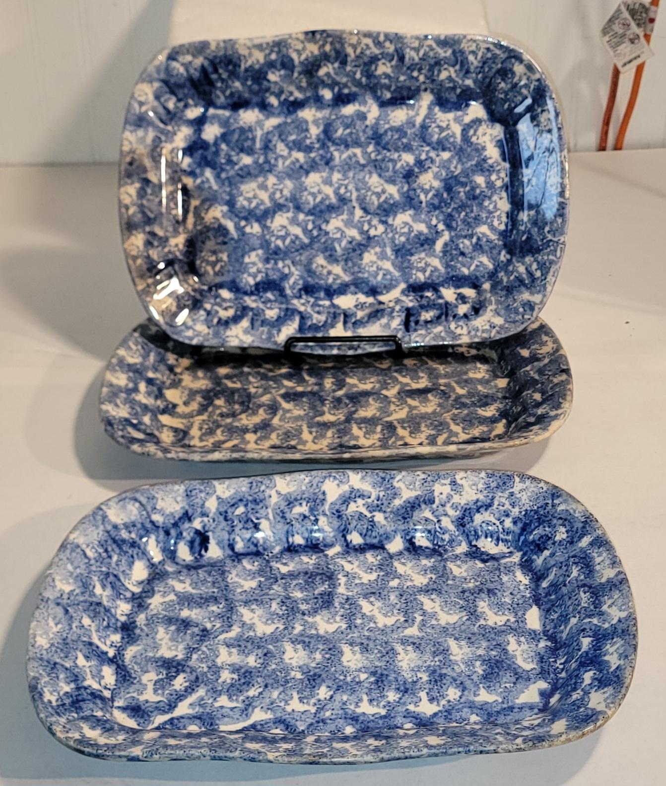 Artisanat Collection of Three Sponge Ware Serving Platters -3 en vente