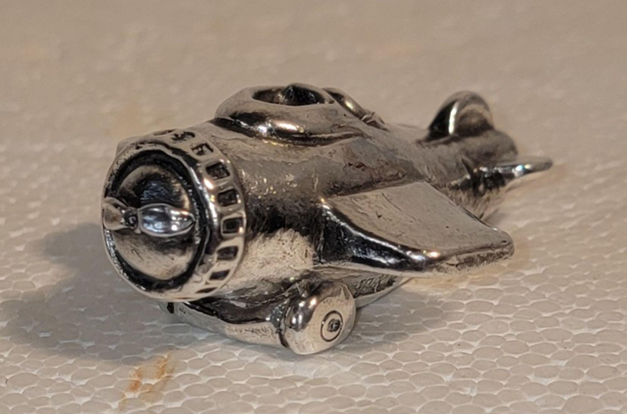 Diese sind alle mit Sterling / 925 markiert.  & Messungen sind gemessen und sind ungefähre : verkauft als eine Gruppe oder Sammlung.
Flugzeug - 1,5 breit x 2,25 tief x 1 hoch
Narr - 1,25 tief x 1 breit  x 2 hoch
Moped - 1,25 breit x 2,25 tief x 1,5