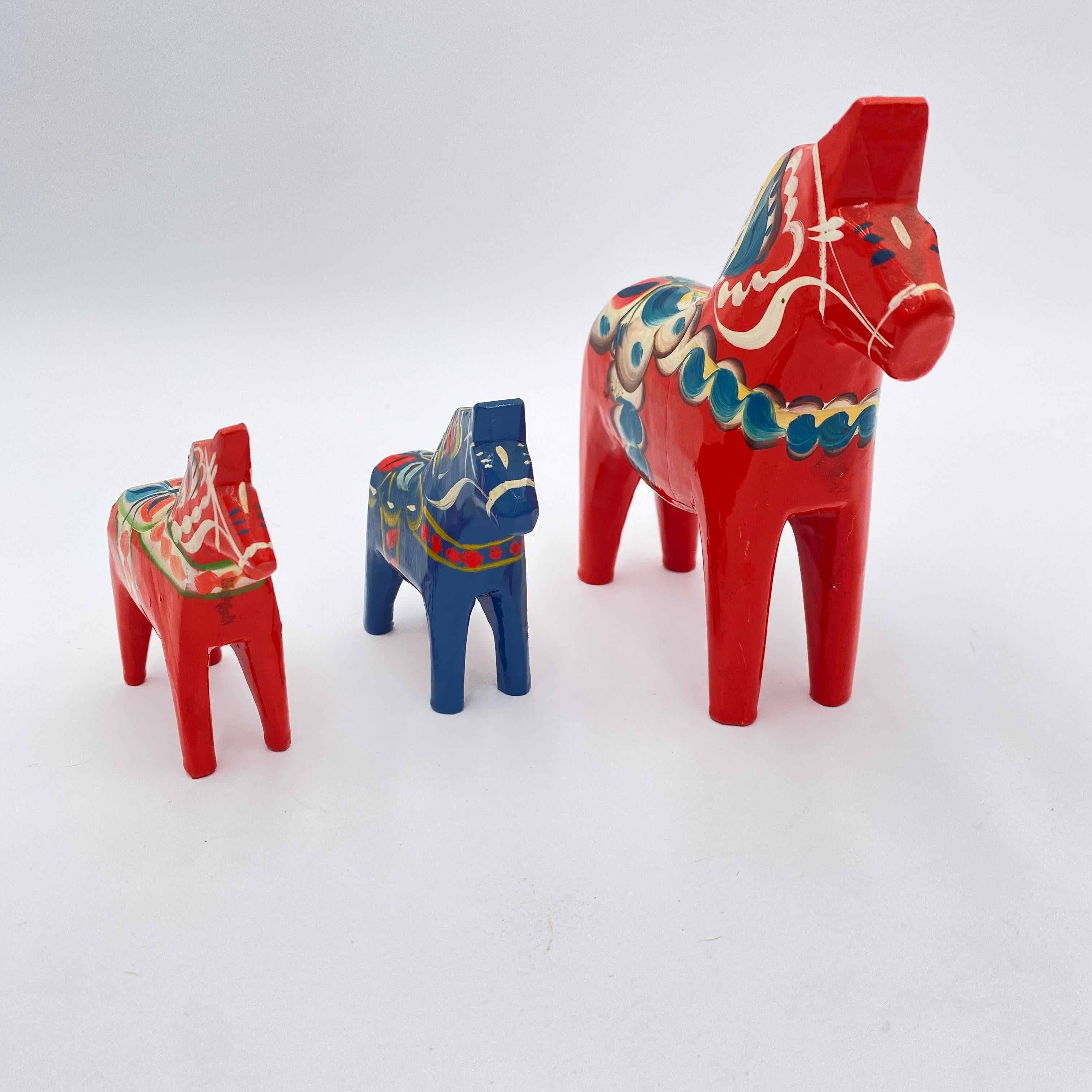 Collection of Three Vintage Swedish Dala Horses by Nils Olsson, Sweden Folk Art In Good Condition For Sale In San Juan Capistrano, CA