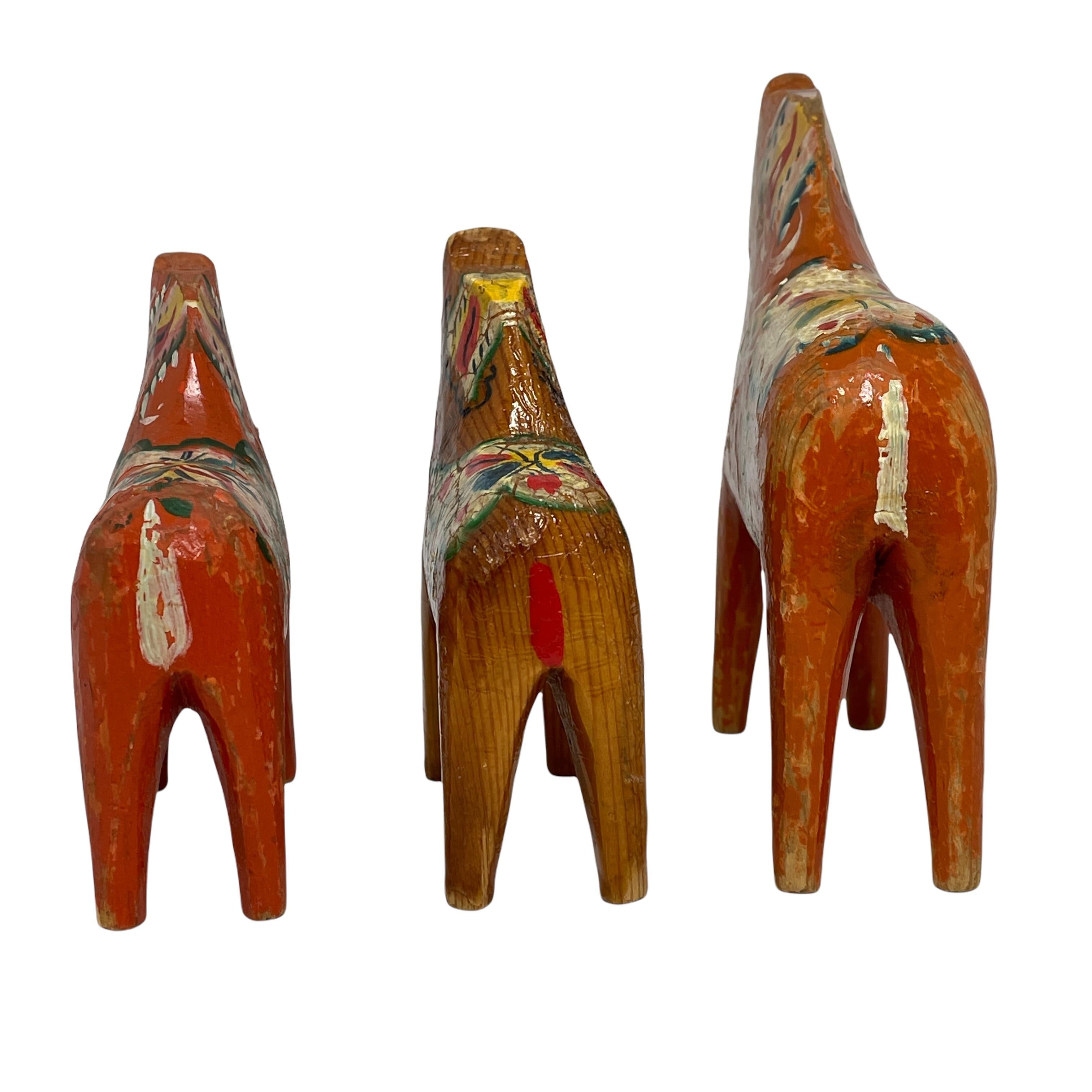 Collection of Three Vintage Swedish Dala Horses, Sweden Folk Art 1930s In Fair Condition In Nuernberg, DE