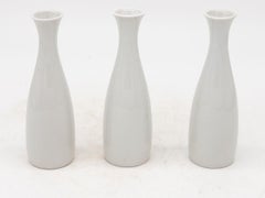 Collezione di tre vasi bianchi a bocciolo singolo, French Collection, inizio 21° secolo.