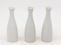 Sammlung von drei weißen Vasen mit einer Knospe, Frankreich, frühes 21.