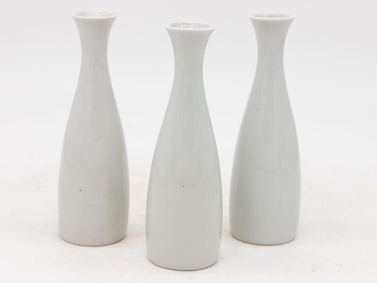 Ogni singolo vaso in ceramica bianca, realizzato all'inizio del XXI secolo in Francia, fa parte di un set di tre, con set multipli disponibili per i collezionisti. Ogni vaso è elegantemente impresso con 
