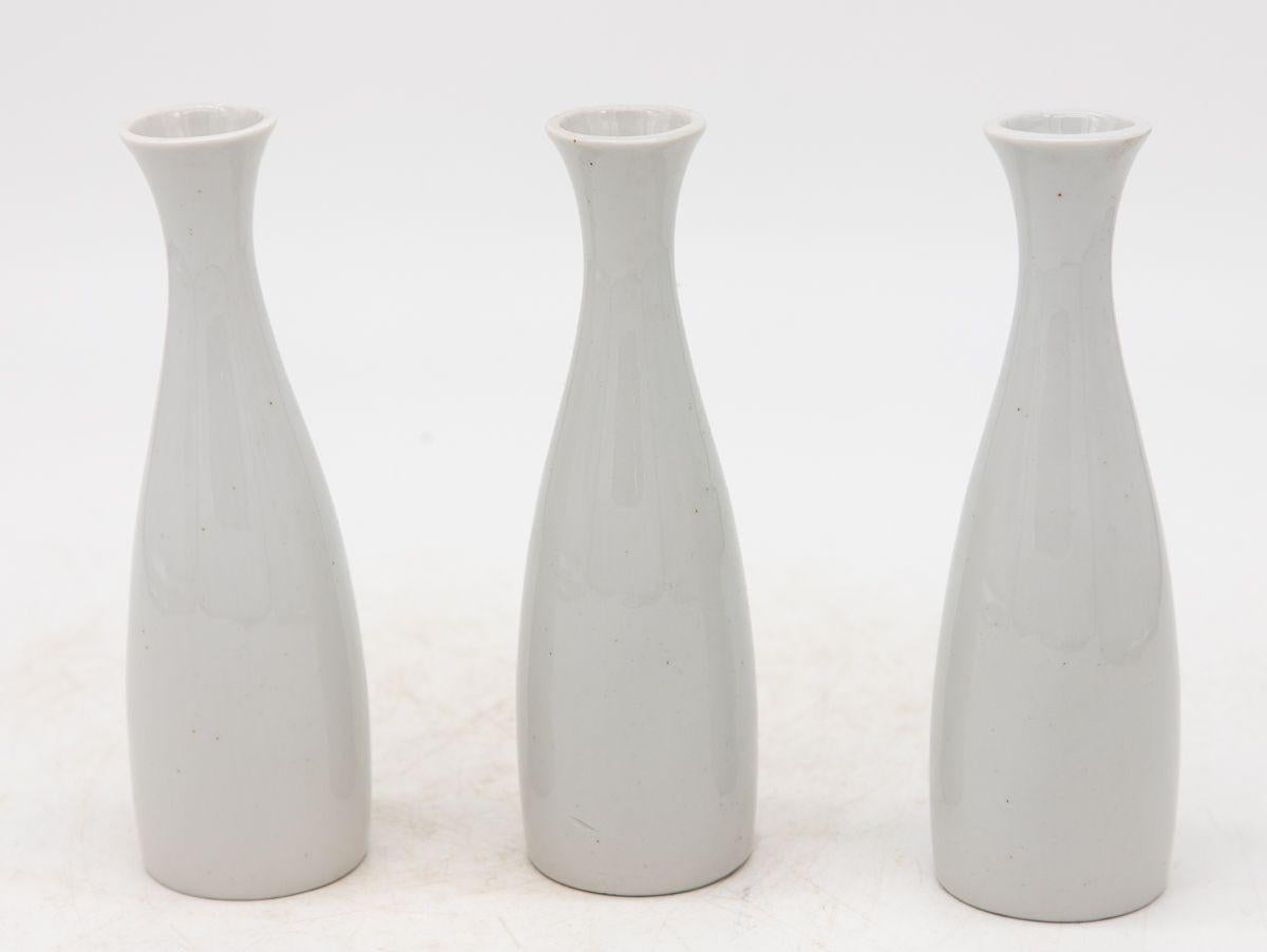Chaque vase en céramique blanche, fabriqué en France au début du 21e siècle, fait partie d'un ensemble de trois, plusieurs ensembles étant disponibles pour les collectionneurs. Chaque vase est élégamment estampillé 