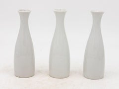 Sammlung von drei weißen Vasen mit einer Knospe, Frankreich, frühes 21.