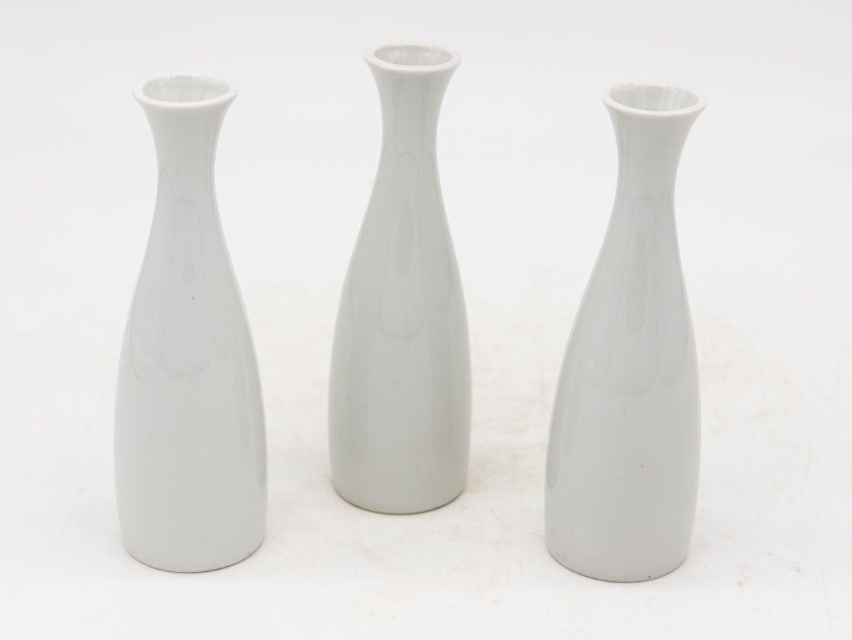 Français Collection de trois vases à bourgeons blancs, français, début du 21e siècle en vente