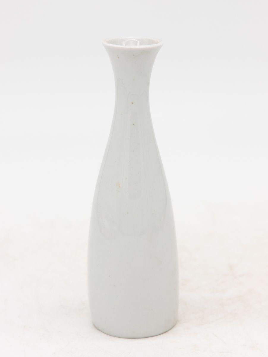 Français Collection de trois vases à bourgeons blancs, français, début du 21e siècle en vente