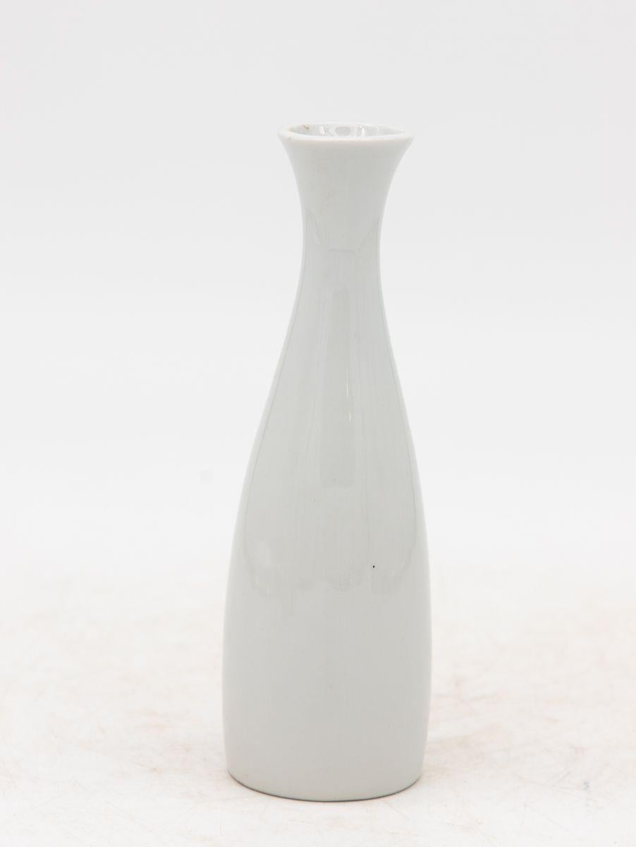 Francese Collezione di tre vasi bianchi a bocciolo singolo, French Collection, inizio 21° secolo. in vendita