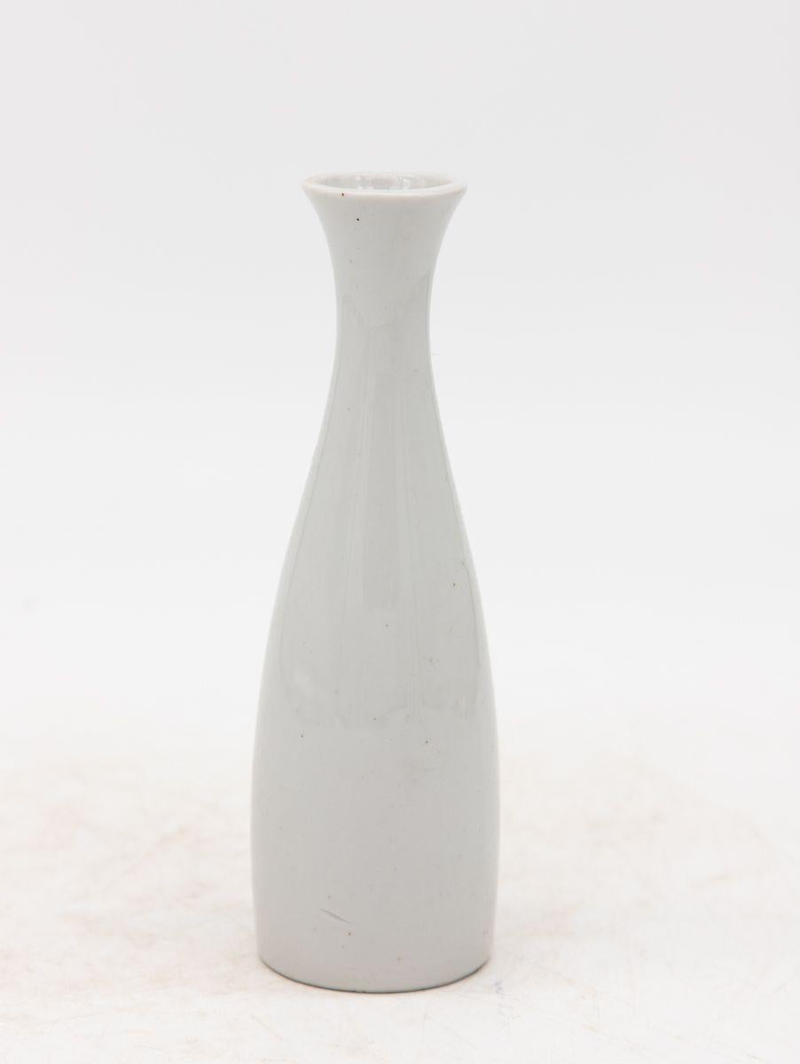 Français Collection de trois vases à bourgeons blancs, français, début du 21e siècle en vente