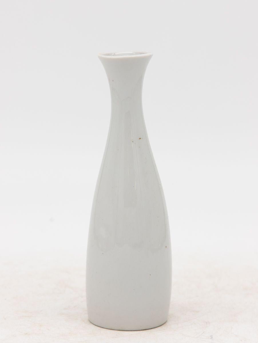 Français Collection de trois vases à bourgeons blancs, français, début du 21e siècle en vente
