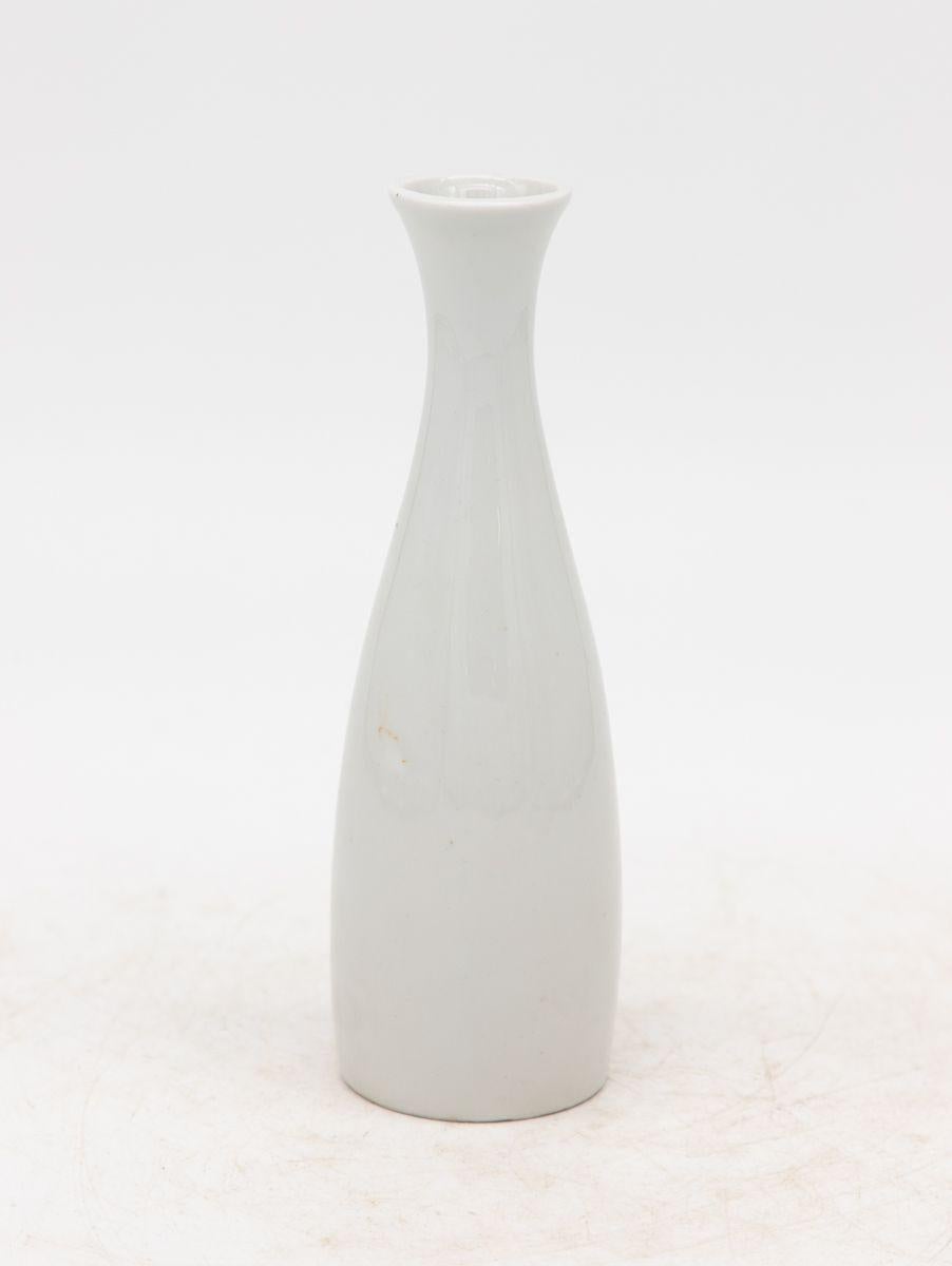 Collection de trois vases à bourgeons blancs, français, début du 21e siècle Bon état - En vente à South Salem, NY