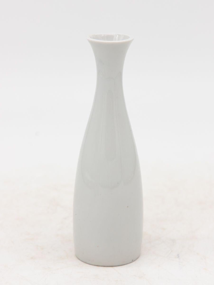 Collection de trois vases à bourgeons blancs, français, début du 21e siècle Bon état - En vente à South Salem, NY