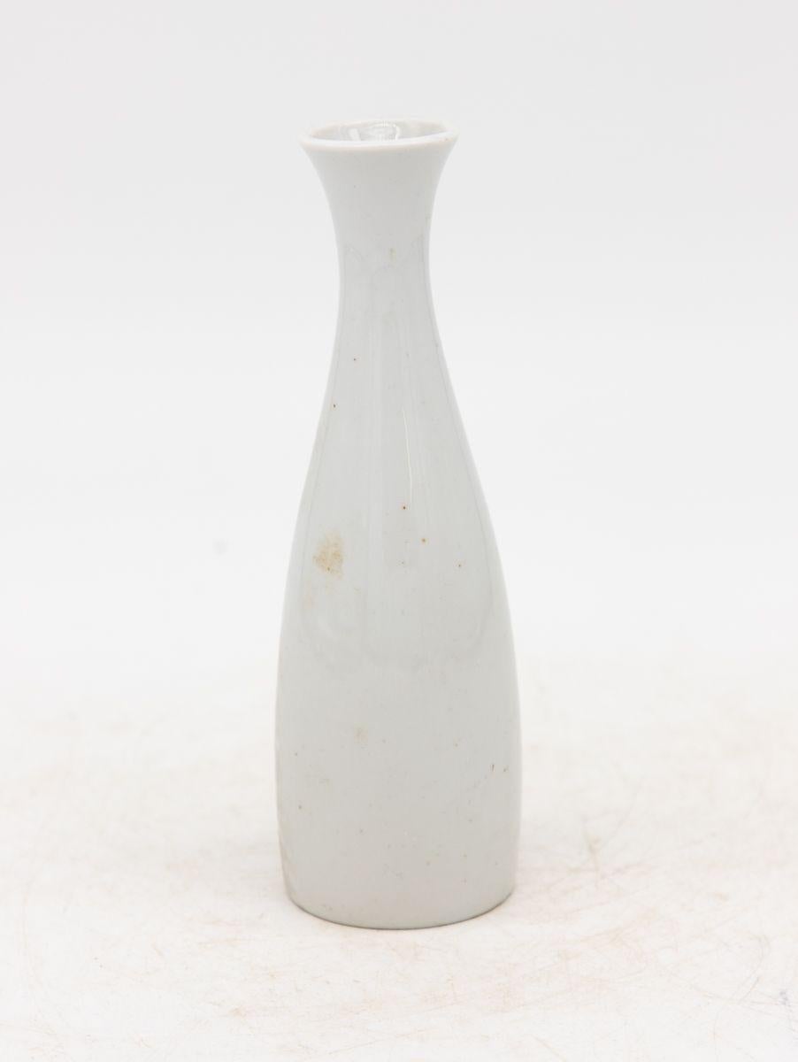 Collection de trois vases à bourgeons blancs, français, début du 21e siècle Bon état - En vente à South Salem, NY