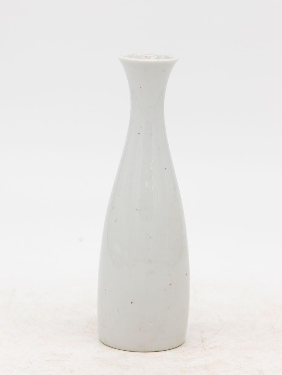 Collezione di tre vasi bianchi a bocciolo singolo, French Collection, inizio 21° secolo. In condizioni buone in vendita a South Salem, NY