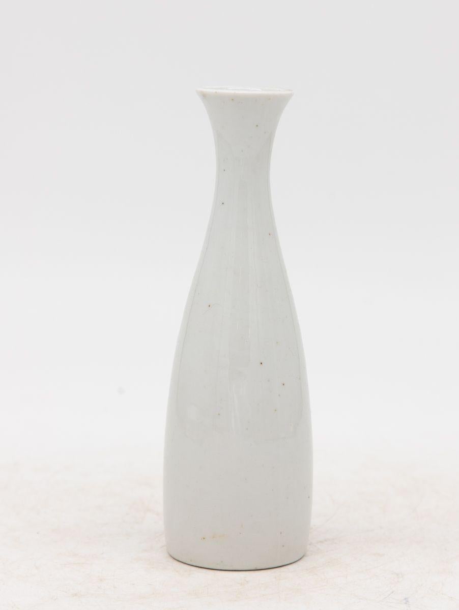 Collection de trois vases à bourgeons blancs, français, début du 21e siècle Bon état - En vente à South Salem, NY