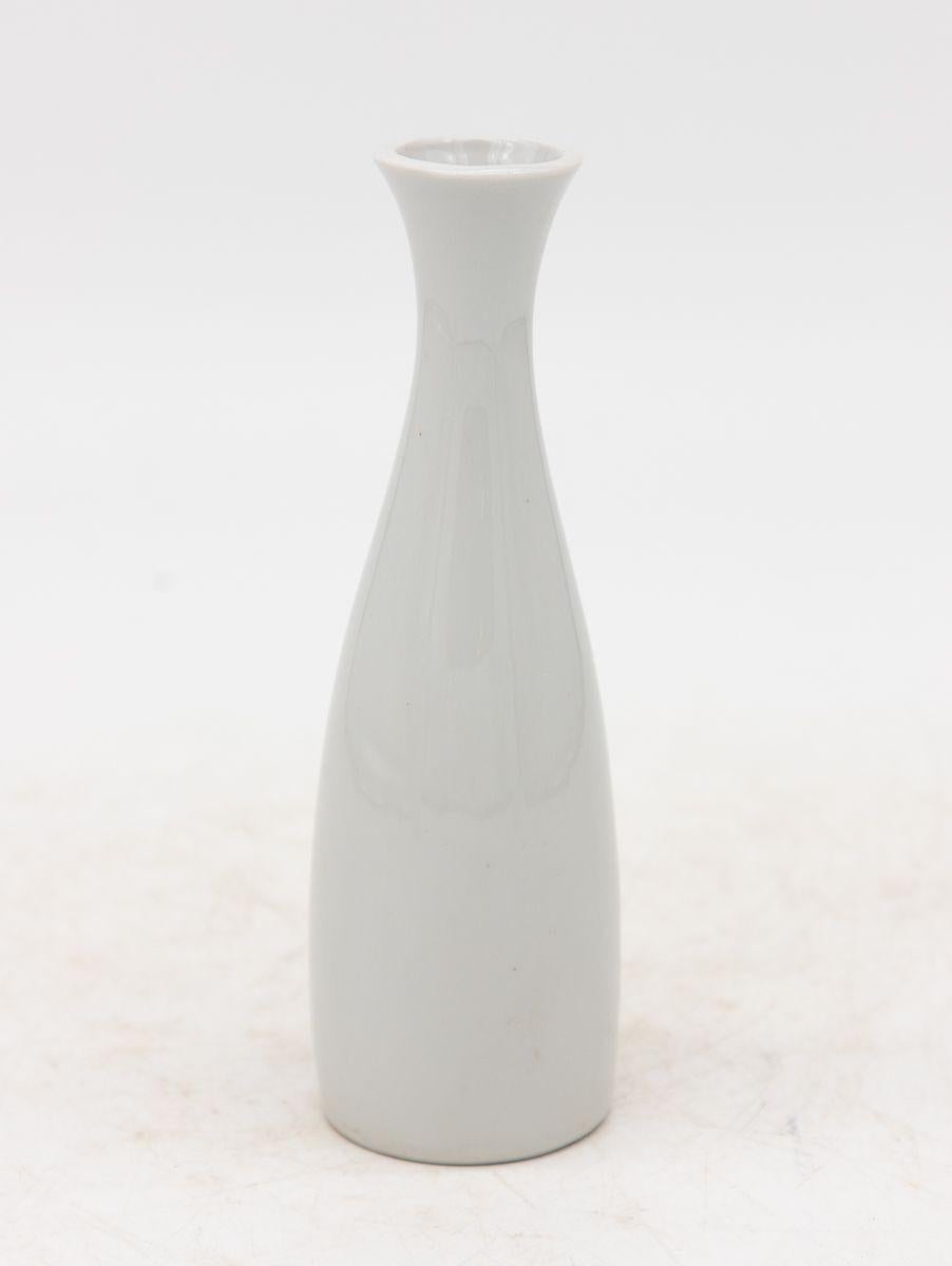 XXIe siècle et contemporain Collection de trois vases à bourgeons blancs, français, début du 21e siècle en vente