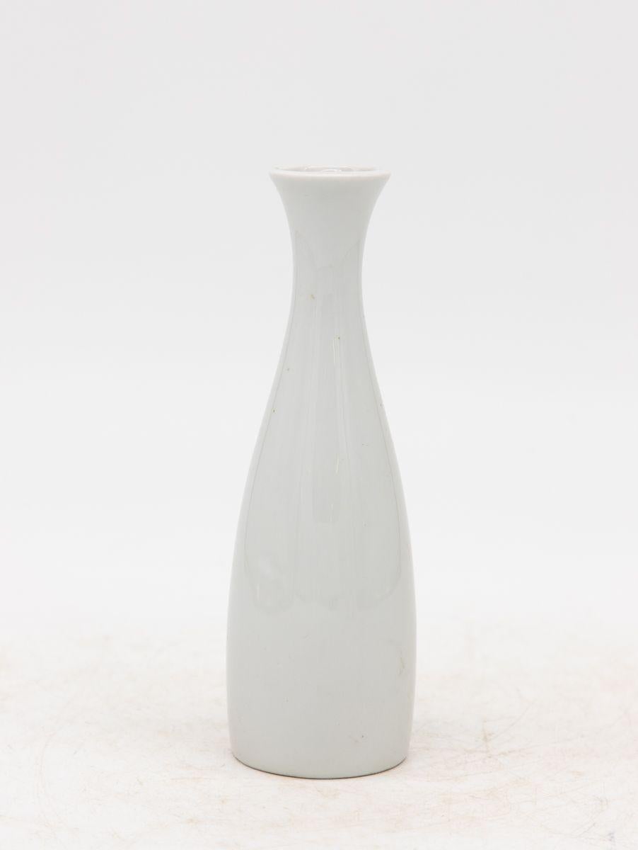 XXI secolo e contemporaneo Collezione di tre vasi bianchi a bocciolo singolo, French Collection, inizio 21° secolo. in vendita