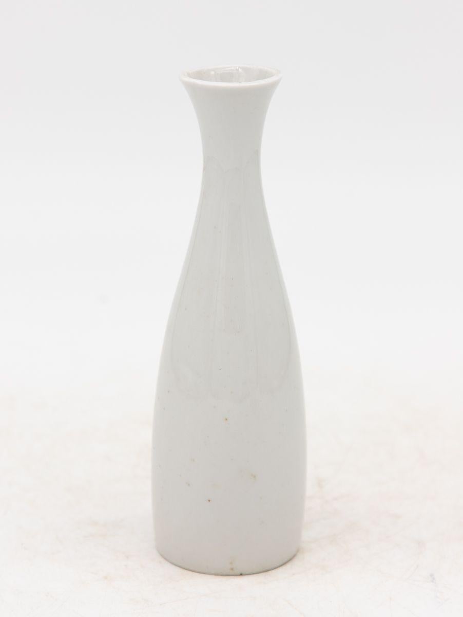 Céramique Collection de trois vases à bourgeons blancs, français, début du 21e siècle en vente