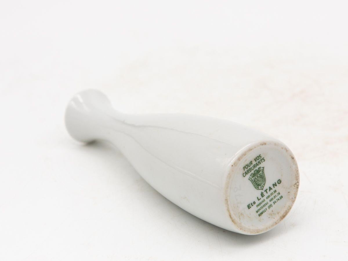 Ceramica Collezione di tre vasi bianchi a bocciolo singolo, French Collection, inizio 21° secolo. in vendita