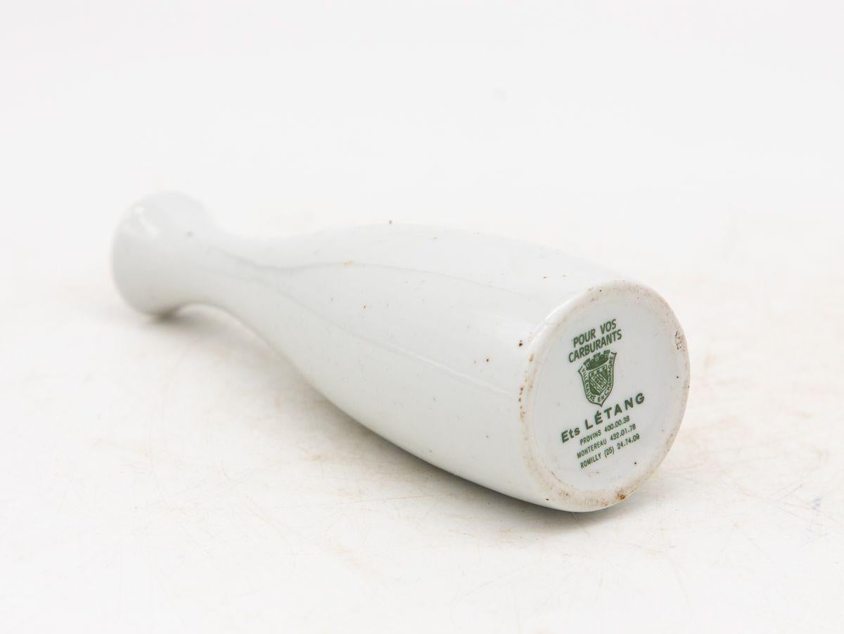 Céramique Collection de trois vases à bourgeons blancs, français, début du 21e siècle en vente