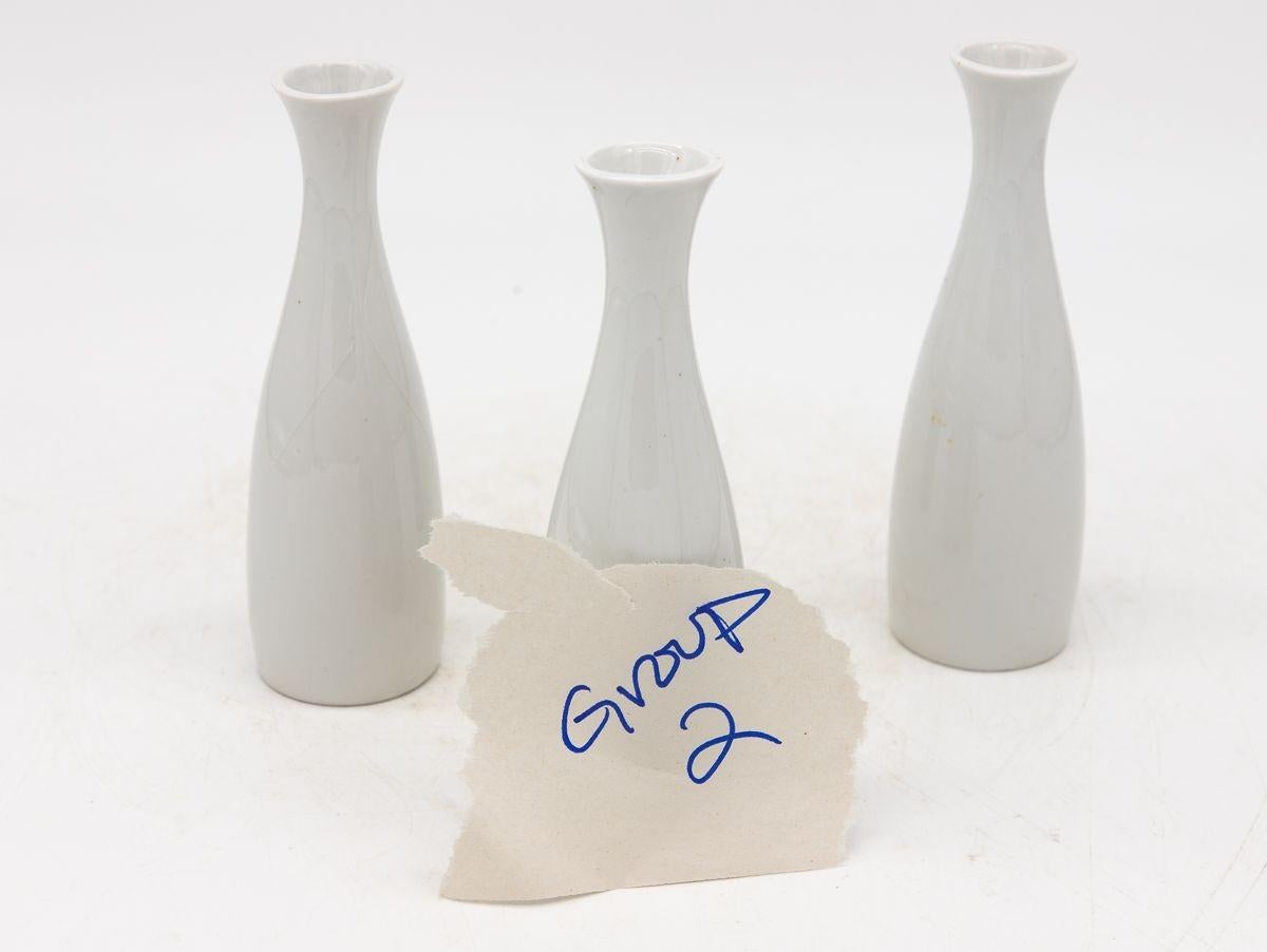 Collection de trois vases à bourgeons blancs, français, début du 21e siècle en vente 1