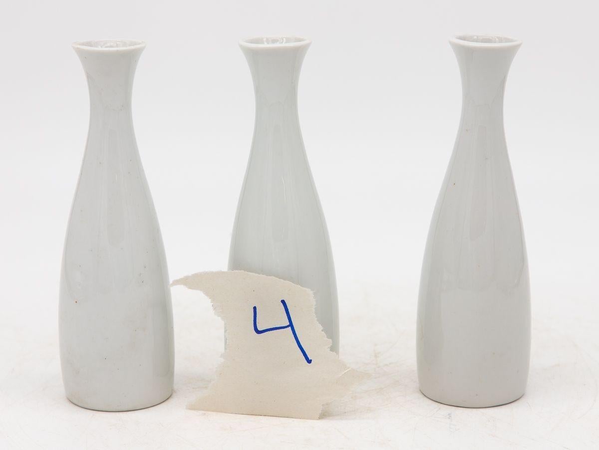 Collezione di tre vasi bianchi a bocciolo singolo, French Collection, inizio 21° secolo. in vendita 1