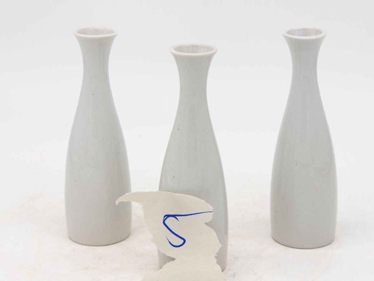 Collection de trois vases à bourgeons blancs, français, début du 21e siècle en vente 1