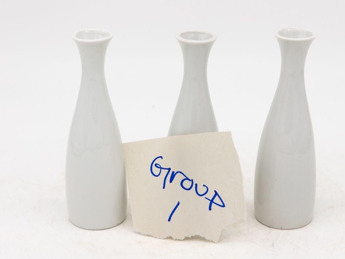 Collection de trois vases à bourgeons blancs, français, début du 21e siècle en vente 2