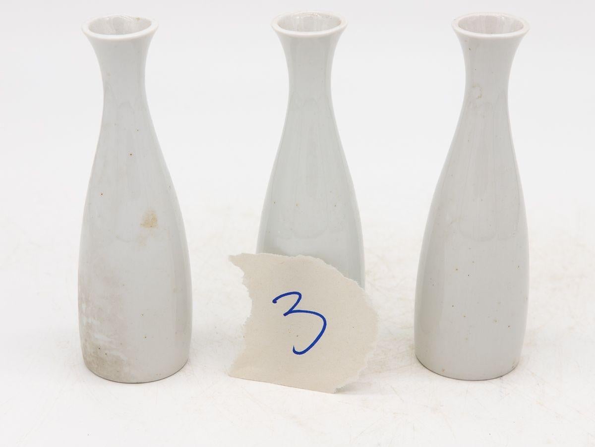 Collection de trois vases à bourgeons blancs, français, début du 21e siècle en vente 2