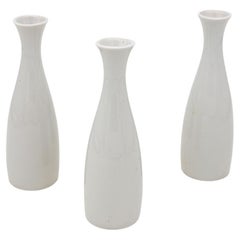 Collection de trois vases à bourgeons blancs, français, début du 21e siècle