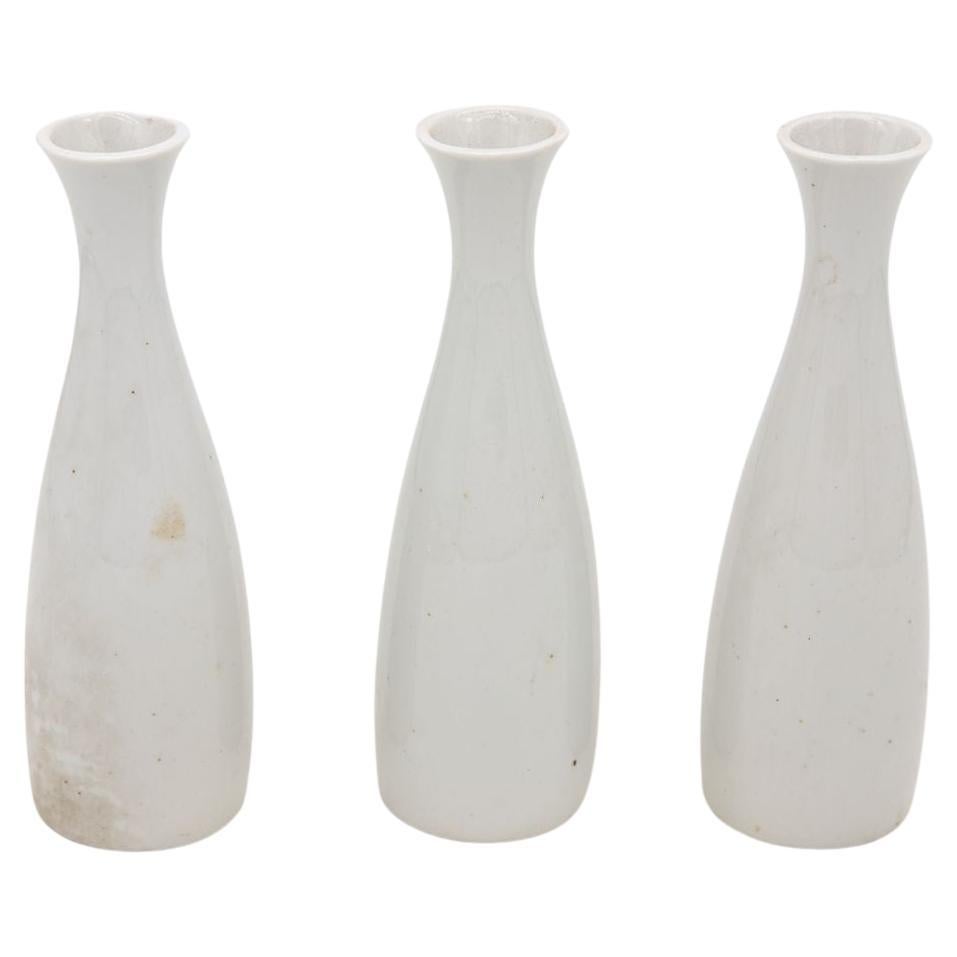 Collezione di tre vasi bianchi a bocciolo singolo, French Collection, inizio 21° secolo.