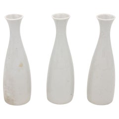 Collection de trois vases à bourgeons blancs, français, début du 21e siècle